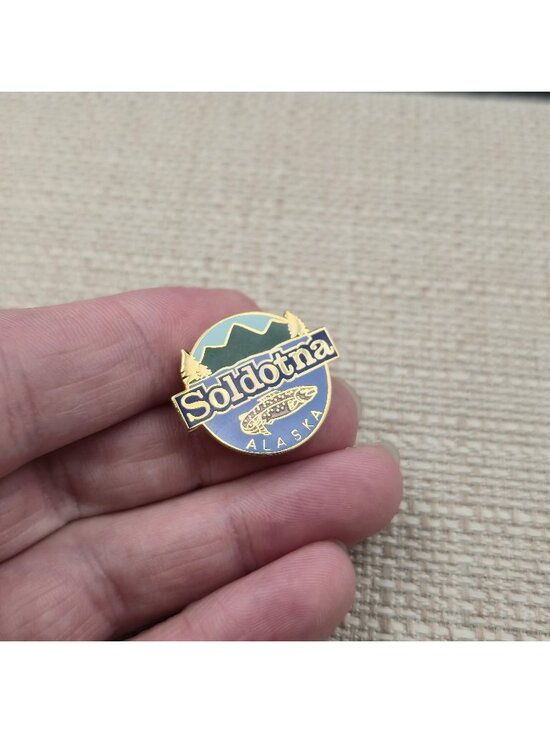 Jewelry - Soldotna Alaska Souvenir - Vintage Enamel Fishing & Mountain Lapel Pin A7384